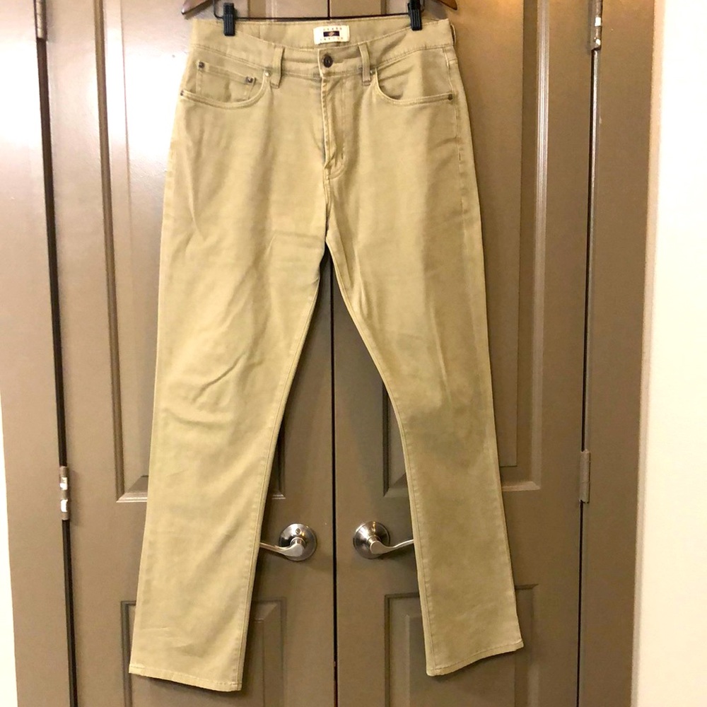 Great causal pant for work or play.